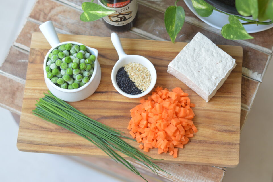 Tofu, ervilha, cenoura, shoyu, gergelim e cebolinha