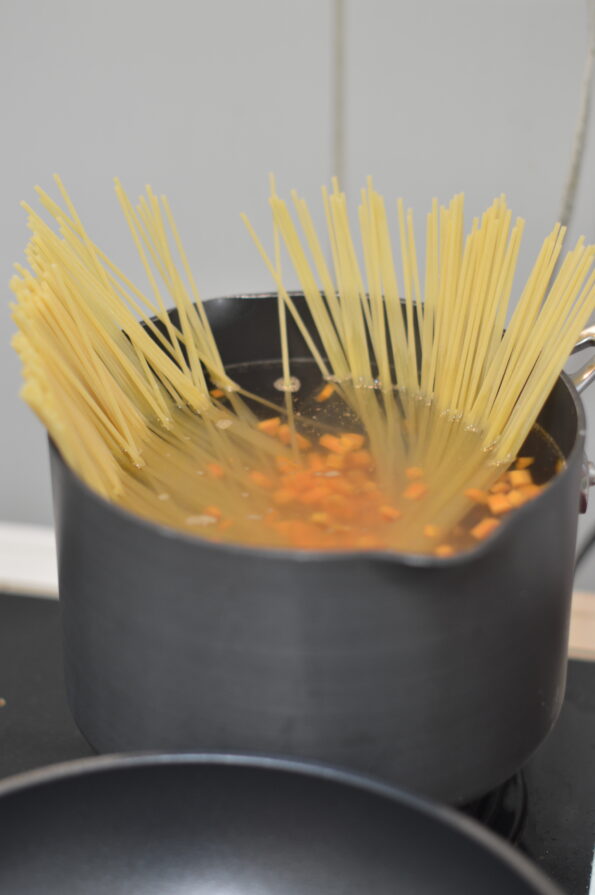 Preparo prato - macarrão cozinhando