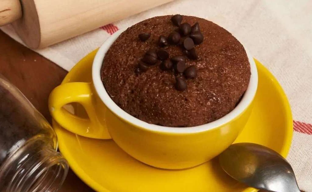 Bolo de caneca de Nutella feito no micro-ondas em só 15 minutos