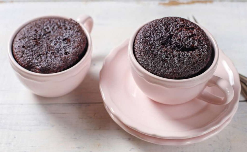 Bolo de caneca de chocolate fofinho pronto em só 5 minutos