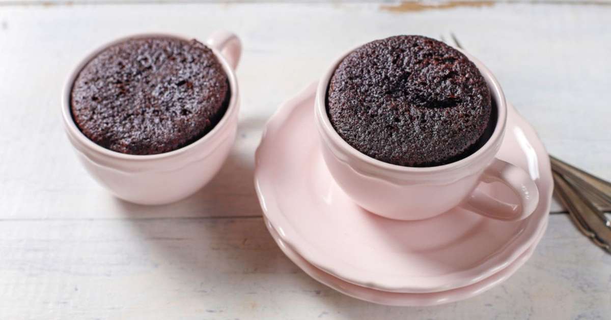 Bolo de caneca de chocolate fofinho pronto em só 5 minutos