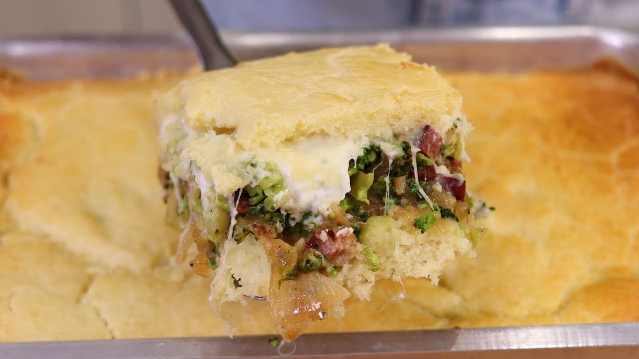 TORTA SALGADA DE LIQUIDIFICADOR CREMOSA DE BRÓCOLIS COM BACON E CEBOLA CARAMELIZADA
