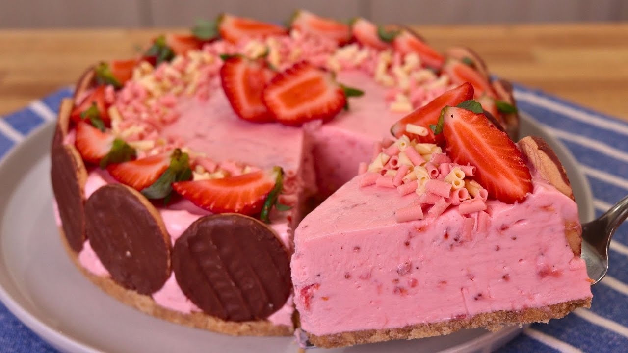 SEM GELATINA E MUITO CREMOSA! | TORTA MOUSSE DE MORANGO FÁCIL E DELICIOSA